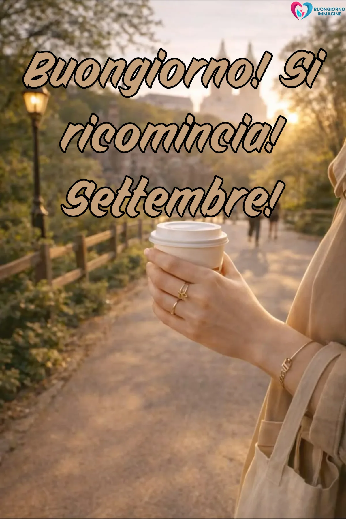 donna con caffè asporto in parco autunnale soleggiato - buongiornoimmagine.it - settembre 2026